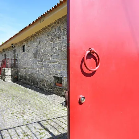 Casa Da Galheira With Swimming Pool By Sé Hébergement de vacances